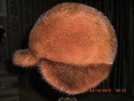 Шапка женская из норки, красивого цвета, с козырьком и ушками