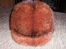 Шапка женская из норки, красивого цвета, с козырьком и ушками 3