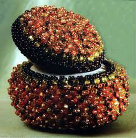 Бисер разного цвета, остатки и готовые изделия виде животных, ящ 4