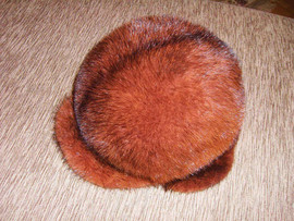 Шапка женская из норки, красивого цвета, с козырьком и ушками 2