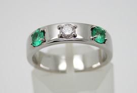 Золотое кольцо c Изумрудами и бриллиантом.