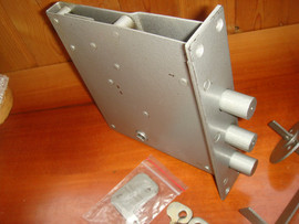 Zamok-garazhnyy-vypuska-pri-soyuze-s-tremya-rigelyami-diametrom-po-2-2