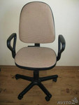 Отличное офисное кресло приятного бежевого цвета