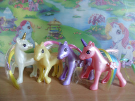 Пластмассовые маленькие пони