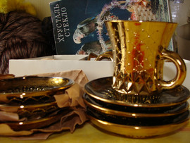 Красивый кофейный сервиз (чашки и блюдца).