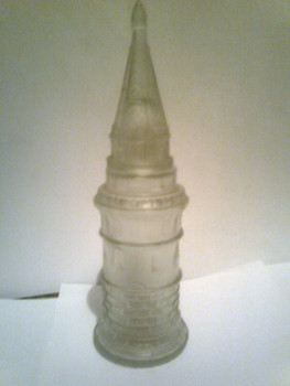 Флакон из-под духов в виде кремлевской башни.